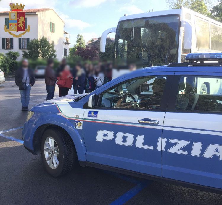 L autista del bus non ha la patente e la gita parte in ritardo ma