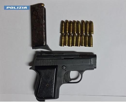 Grottaglie, custodiva una pistola  clandestina ed alcuni mezzi rubati:  la Polizia di Stato arresta un 49enne