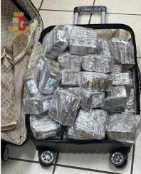 27 kg di droga nel trolley da viaggio ed un’arma clandestina:  due arresti della Polizia di Stato
