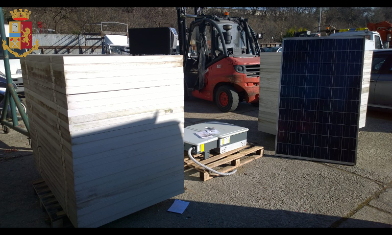Torino: Ritrovato dalla Polizia Stradale furgone rubato con oltre 50 pannelli fotovoltaici a bordo