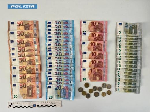 Sorpreso a spendere una banconota falsa. La Polizia di Stato indaga e scopre che ha speso banconote contraffatte in almeno altre dieci attività commerciali.