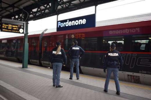 Polizia di Stato di Pordenone.  Impediscono al treno di partire e fanno resistenza alla Polizia. Daspo urbano per due persone denunciate a piede libero.