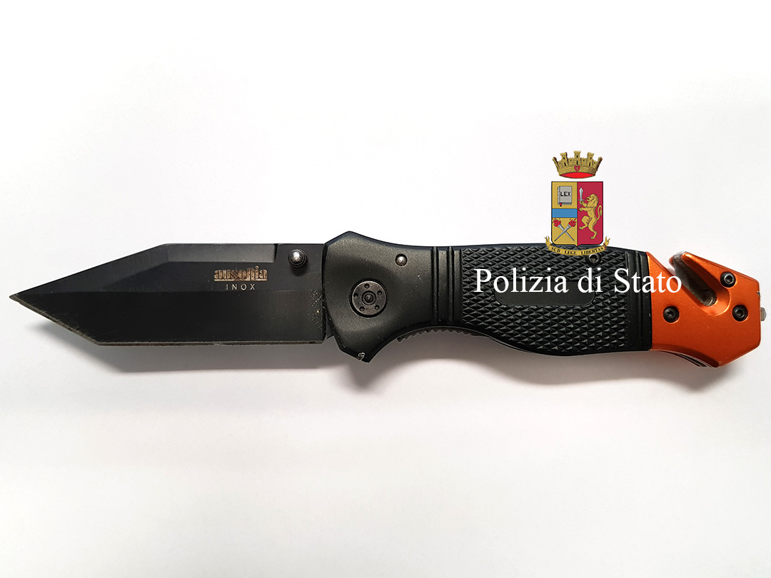 In auto con il coltello. Denunciato dalla Polizia un 22enne italiano