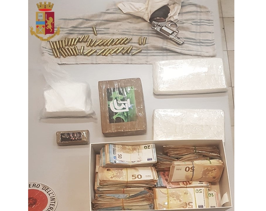 Milano, la Polizia di Stato arresta due persone e sequestra 3,7 kg di cocaina, 120mila euro nella scatola delle scarpe e due pistole clandestine