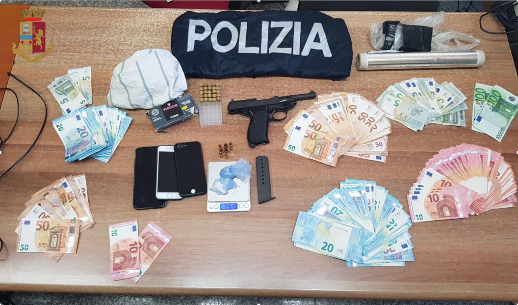 Pistola, munizioni e droga in un locale commerciale: arrestato il titolare