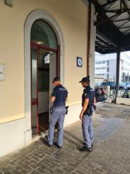 La Polizia Ferroviaria di Livorno arresta una donna ricercata per tentata rapina e lesioni personali commessi presso la Stazione ferroviaria di Pisa