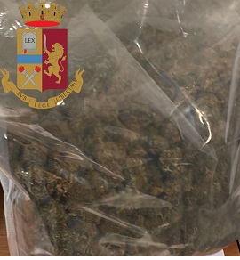 Nascondeva marijuana nella valigia: arrestata dalla Polizia di Stato