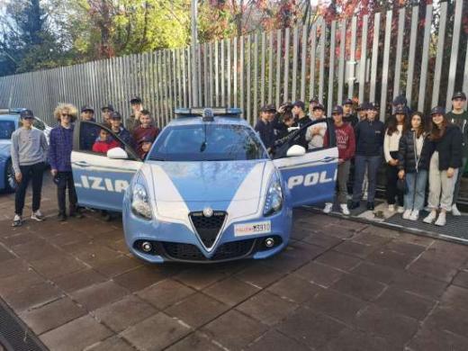Polizia di Stato. Gli studenti della Scuola “Don Bosco” visitano la Questura di Pordenone