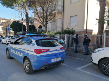 minacciato con un coltello: due arresti per la Polizia di Stato