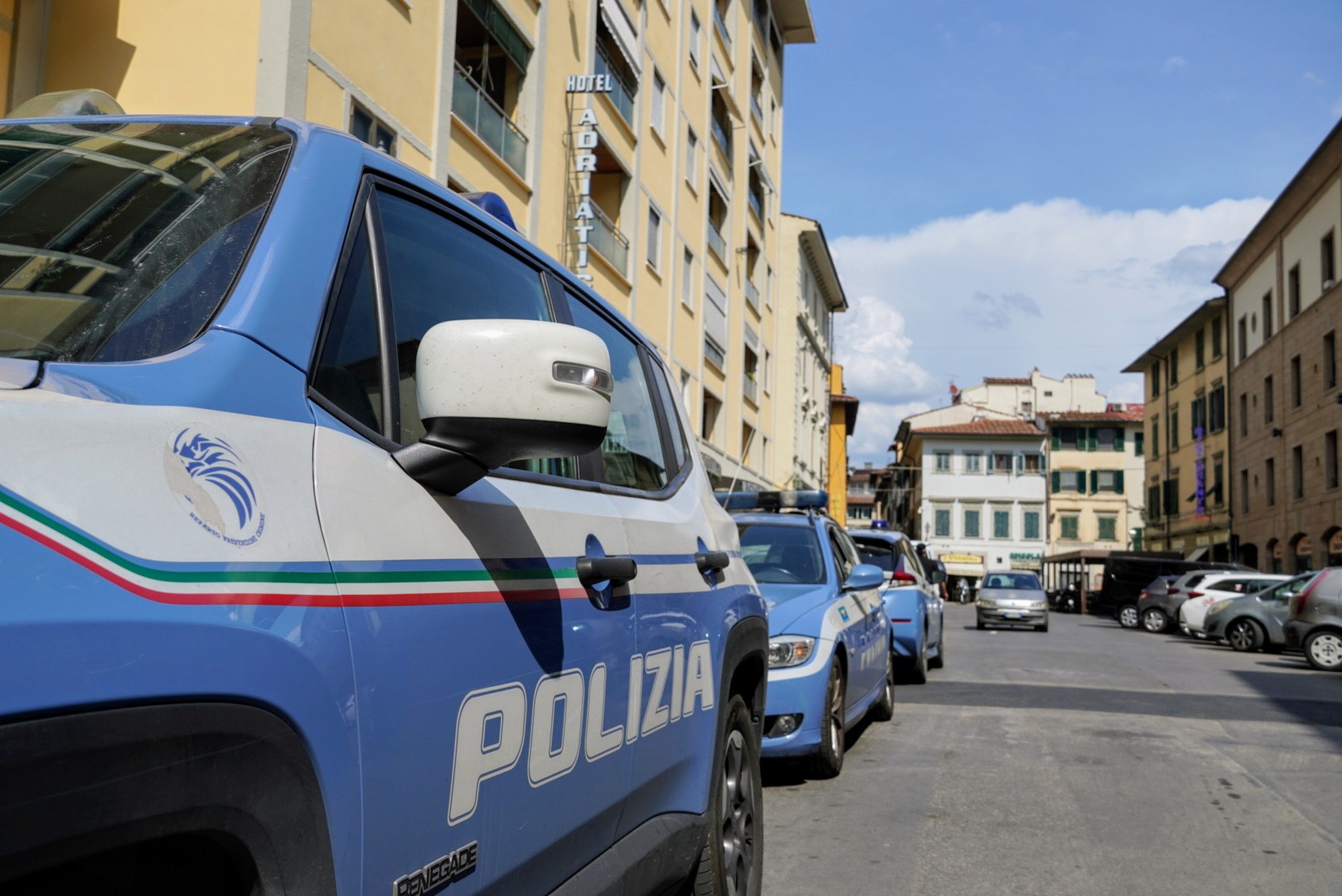 Donna rapinata alle Cascine: soccorsa dai passanti che hanno ostacolato la fuga del presunto autore arrestato dalla Polizia di Stato