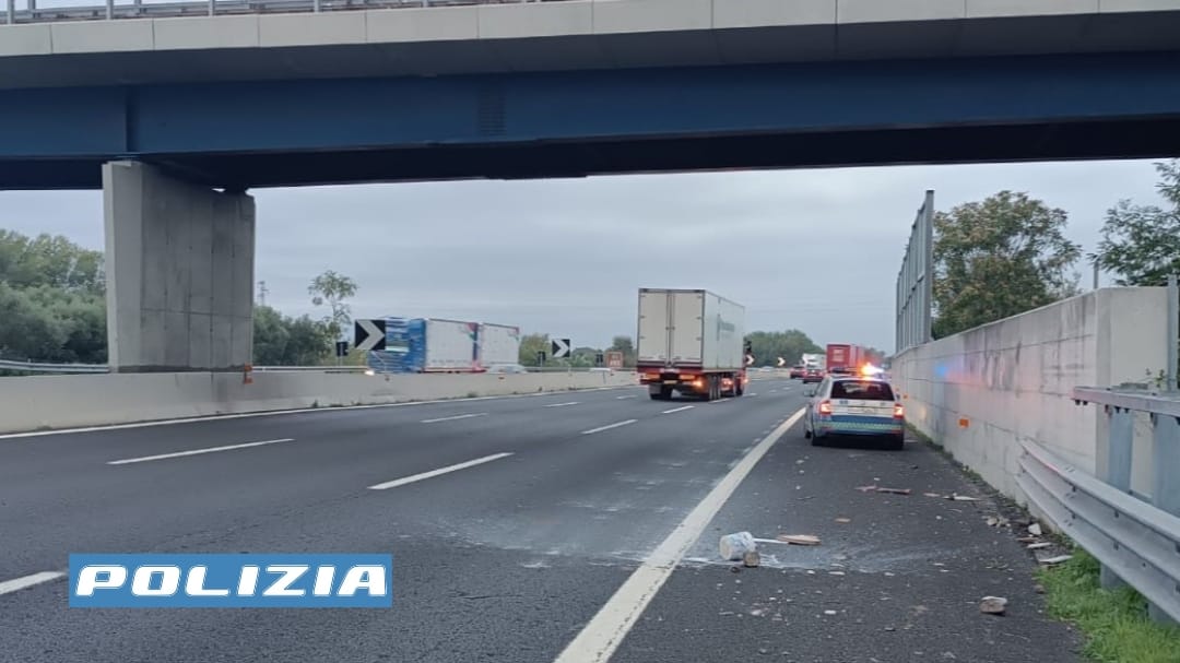 Identificati dalla Polizia di Stato 4 minorenni per il lancio di sassi dal cavalcavia.