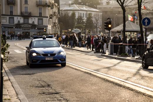 Como, dopo il furto al supermercato minaccia la guardia di sicurezza con una bottiglia, arrestato dalla Polizia di Stato.