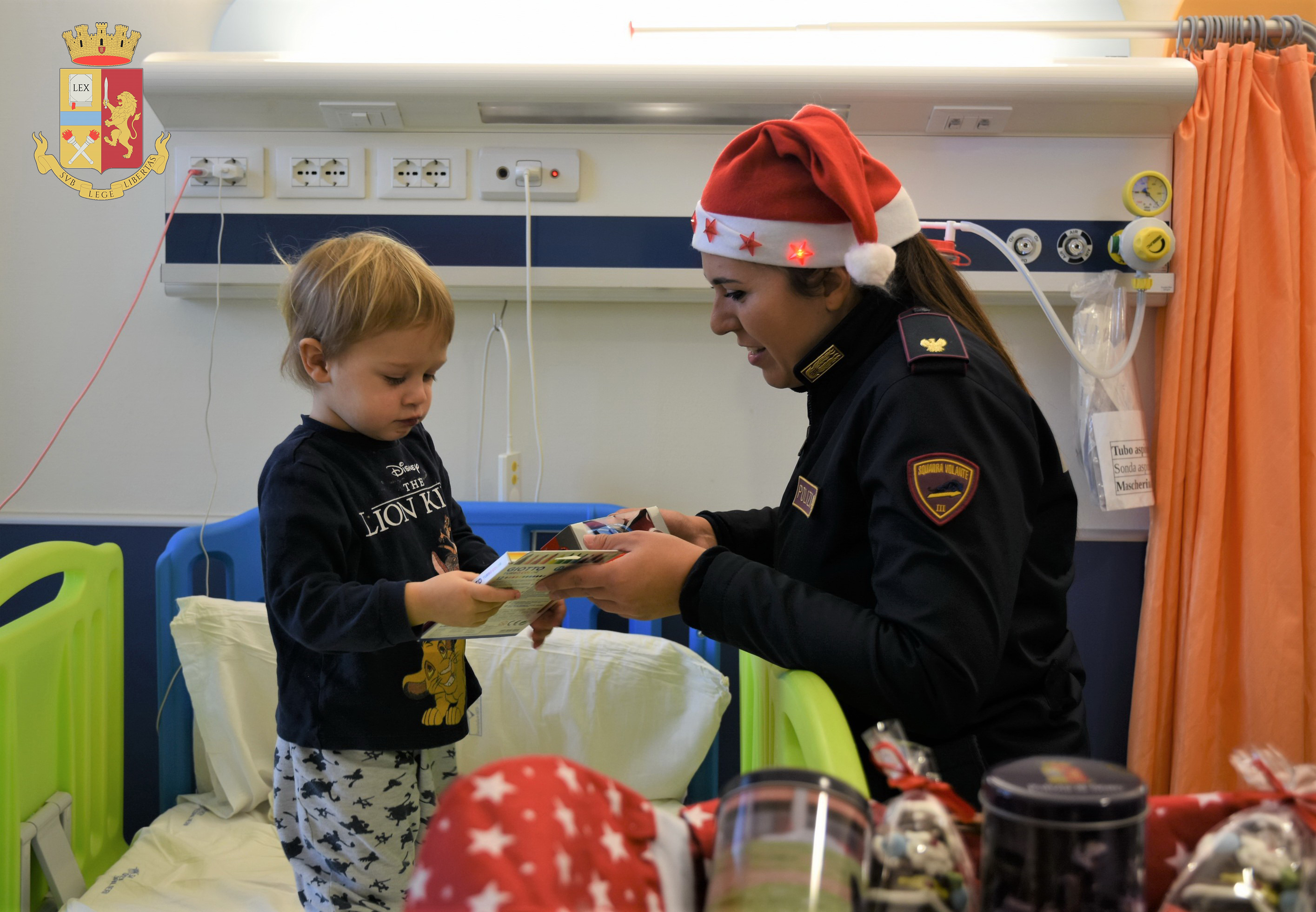 “Il Natale ci unisce: l’amicizia è una cosa seria”. Iniziativa della Questura di Massa Carrara a favore dei piccoli ricoverati negli ospedali cittadini.