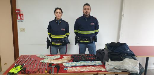 Rubano 18.000 euro in un McDonald’s di Verona: arrestati in A/1 dalla Polizia di Stato.