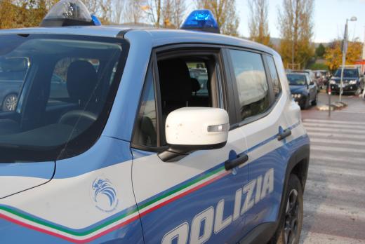 Sorpreso in possesso di numerosi involucri di cocaina: 25enne arrestato dalla Polizia di Stato.