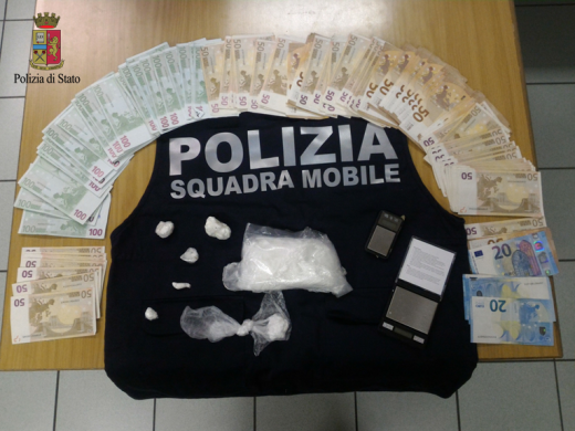 Arrestato dalla Polizia di Stato per detenzione ai fini di spaccio di stupefacenti: nascondeva nel cruscotto dell'auto 200 gr. di cocaina