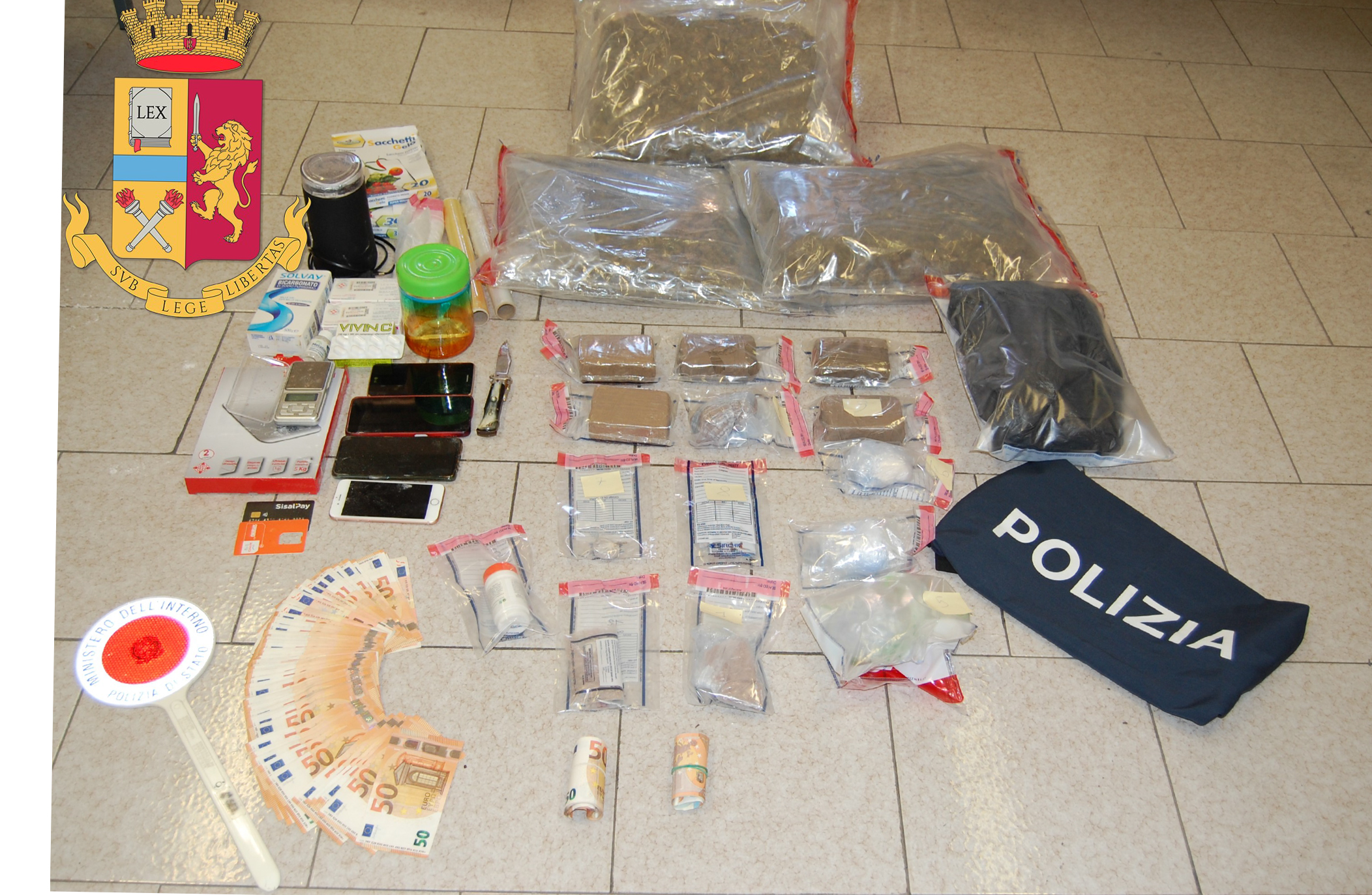 Operazione della Squadra Mobile, 5 arresti, sequestrati 4 kg di marijuana e 2 kg di eroina