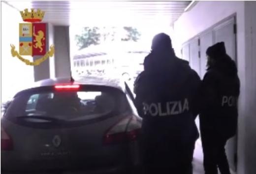 Ruba bagaglio e carta di credito - Polizia arresta pregiudicato romeno
