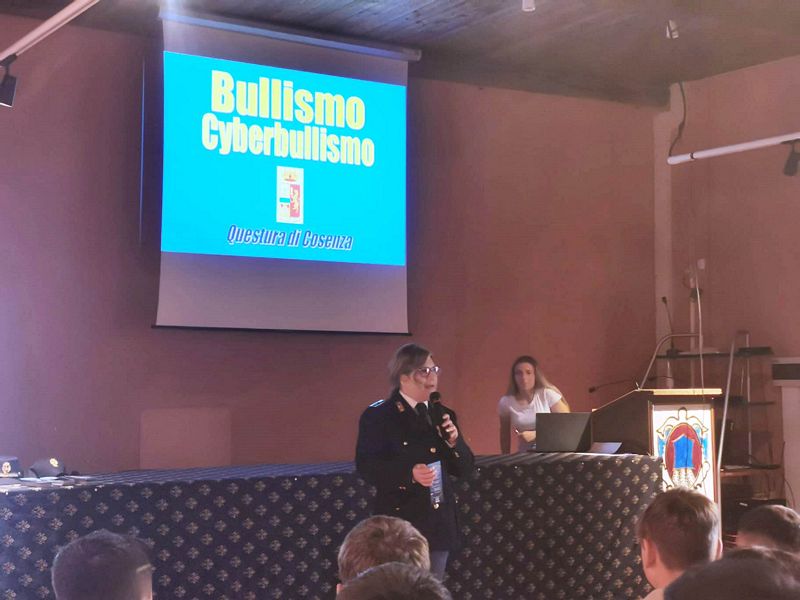 Polizia di Stato Roggiano Gravina  (CS)  incontro sul  tema del bullismo e cyberbullismo.