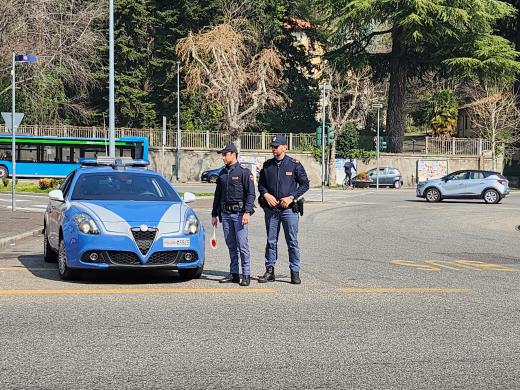 Como, controllo del territorio, due denunciati per resistenza a P.U. e detenzione di armi, ancora controlli nei bar di via Anzani, 21 gli identificati della Polizia di Stato.