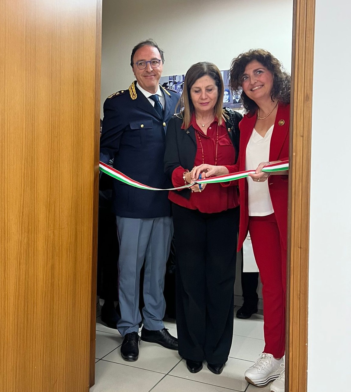 Gela, il Questore Pinuccia Albertina Agnello ha inaugurato, all’interno del Commissariato, una sala ascolto protetto dedicata alle vittime di violenze.