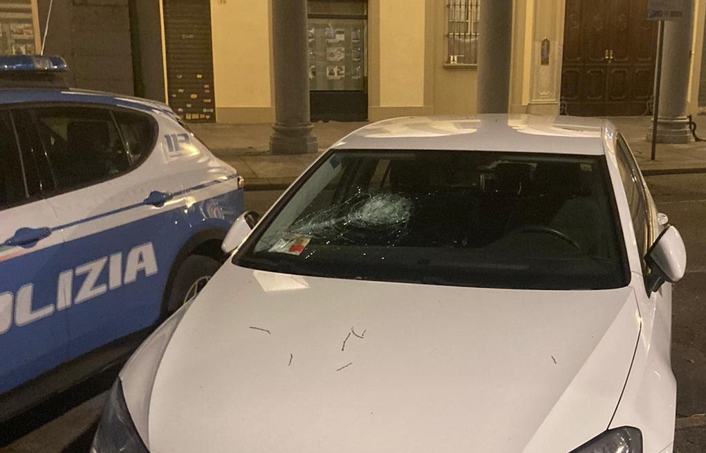 Torino: danneggia sette auto in sosta