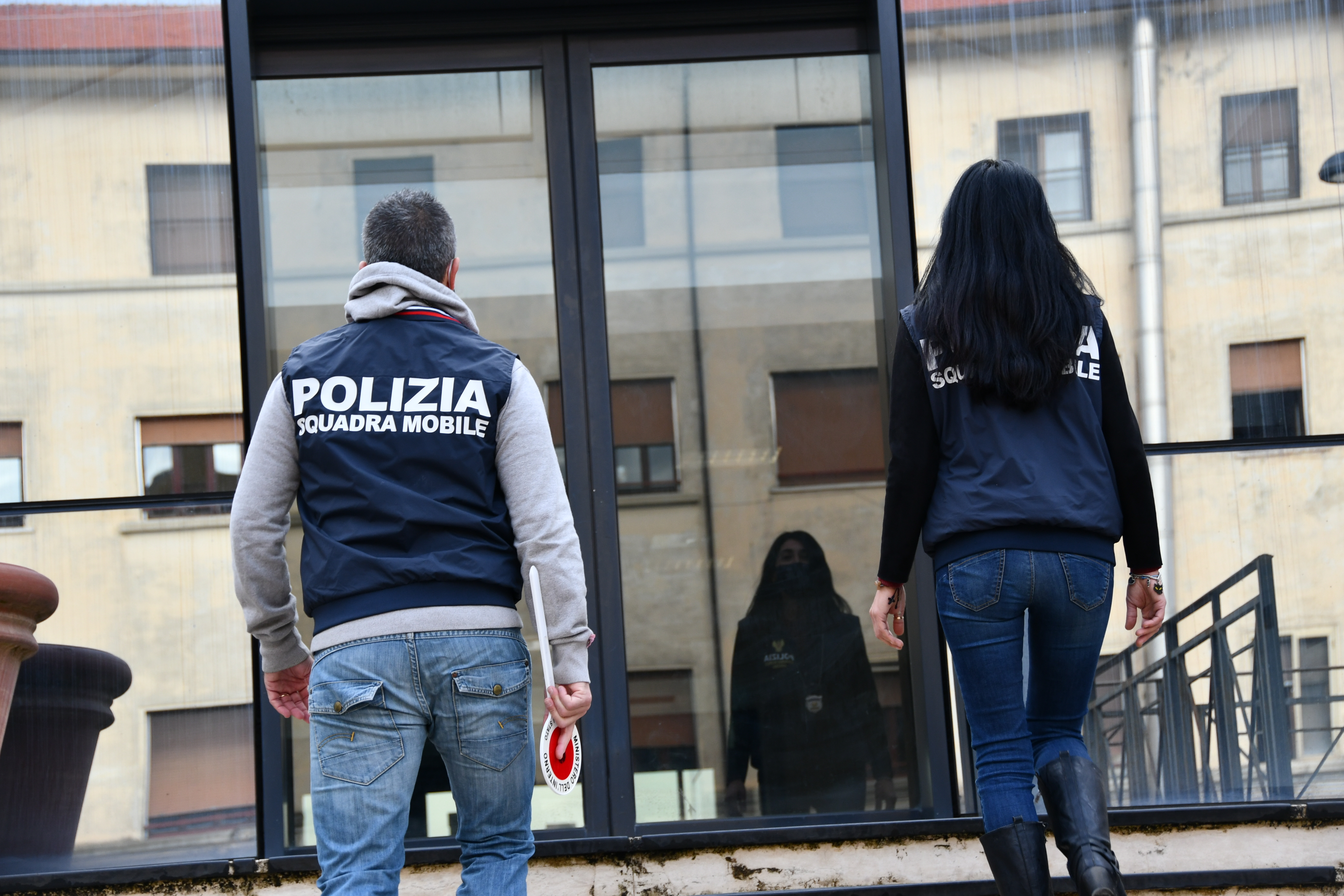 LA POLIZIA DI STATO PROCEDE ALL’ARRESTO DI UNA DONNA PER IL REATO DI DETENZIONE AI FINI DI SPACCIO DI SOSTANZA STUPEFACENTE.