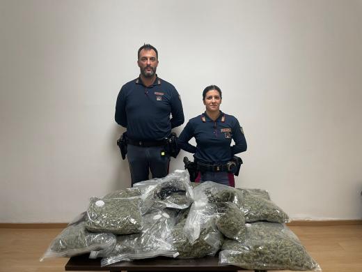 POLIZIA DI STATO DI AREZZO: Due fidanzati arrestati in A1: trasportavano 12 Kg di Marijuana.