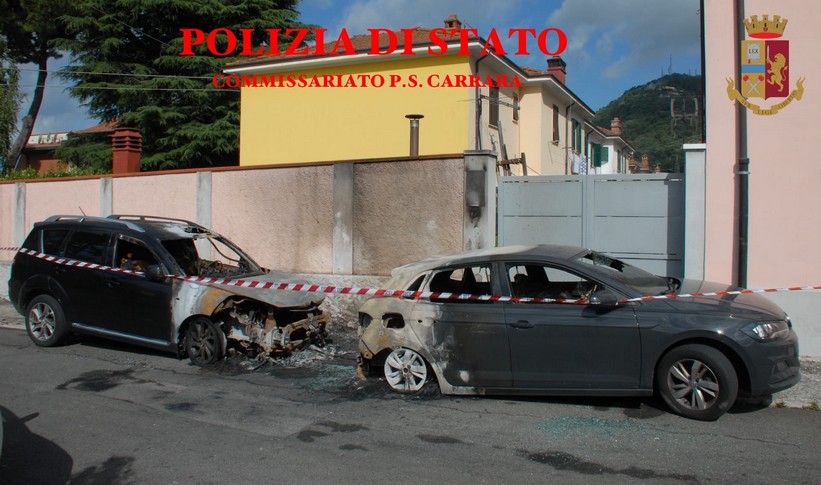 Carrara – nella notte vanno a fuoco due autovetture parcheggiate ai bordi della strada. Le Volanti del Commissariato intervengono per sedare la lite nata tra i proprietari ed alcuni loro congiunti.