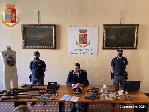 Questura di Cremona:la Squadra Mobile arresta un 22enne cremonese per detenzione abusiva ,alterazione,fabbricazione di armi.