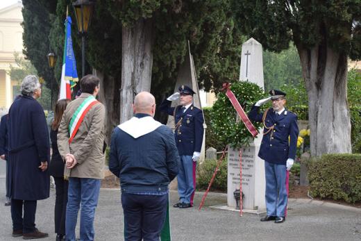 La Polizia di Stato nella ricorrenza della commemorazione dei Defunti, rende gli onori ai suoi Caduti.