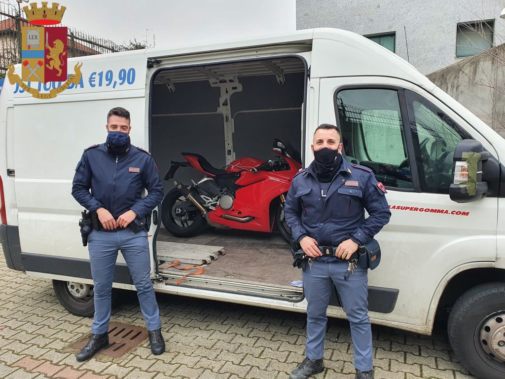 Milano: la Polizia di Stato ritrova 5 moto rubate di grossa cilindrata, le restituisce ai proprietari e arresta ladro