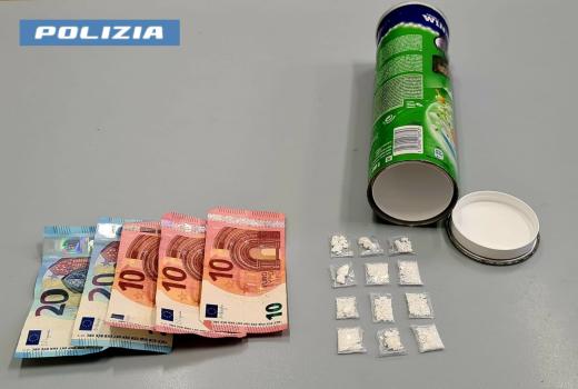Milano, nasconde droga nelle patatine: arrestato dalla Polizia di Stato