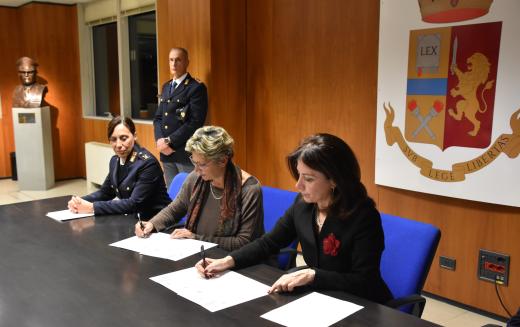 Firmato il protocollo d'intesa tra la Polizia di Stato e il C.A.M. Centro Ascolto Maltrattanti, un nuovo strumento di contrasto alla violenza sulle donne