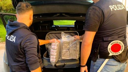 Gela, 20enne arrestato dalla Polizia di Stato: trovato con venti chili di hashish nel cofano dell’auto.