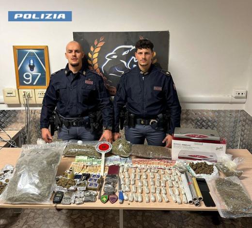 Alla vista della Volante tenta di nascondersi, fermato e trovato in possesso di più di 4 kg di sostanza stupefacente.