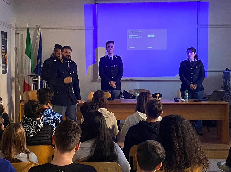 La Polizia di Stato incontra gli studenti dell'Istituto Paolo Savi