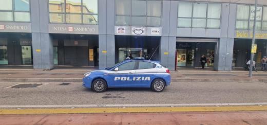 LA POLIZIA DI STATO BLOCCA CITTADINO MOLDAVO CHE AVEVA APPENA ACCOLTELLATO UN TUNISINO. FATTO DI SANGUE SCATURITO DA FUTILI MOTIVI PER UNA SIGARETTA RIFIUTATA