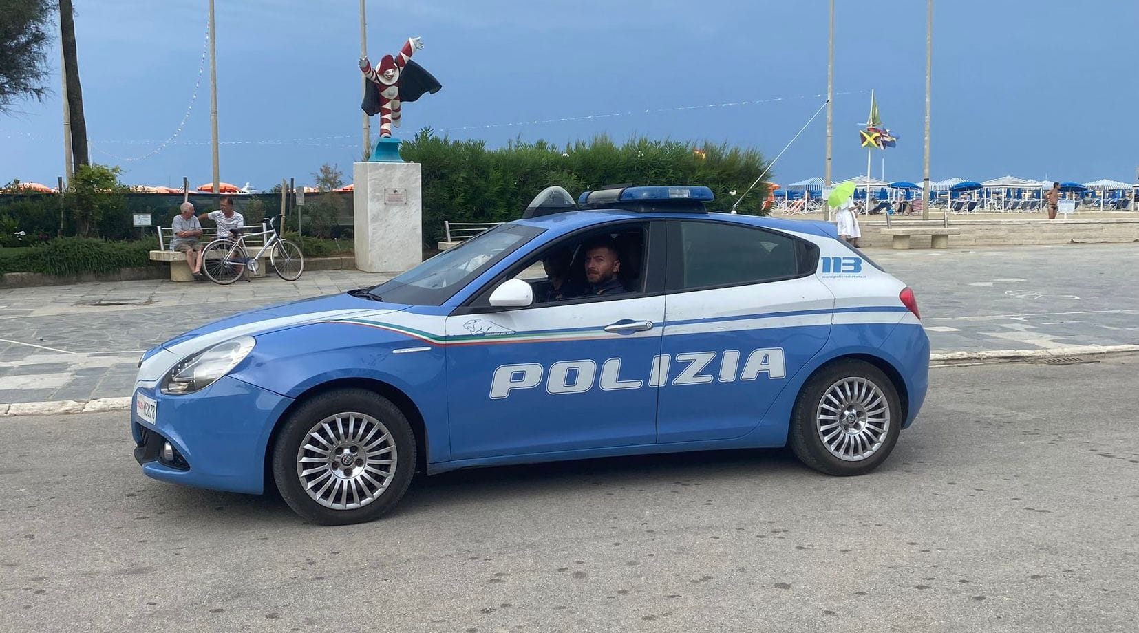 La Polizia di Stato ha denunciato un cittadino marocchino di quarantasei anni per minaccia aggravata in pregiudizio di due ragazze.