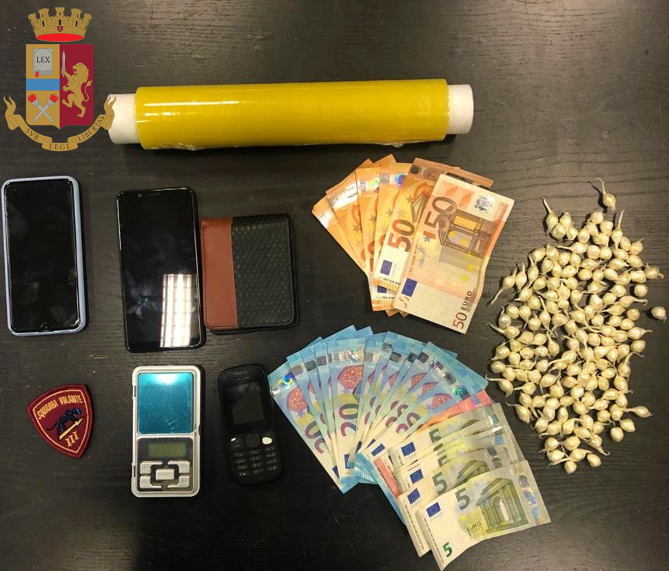 Milano, in casa con 141 dosi di cocaina: la Polizia di Stato arresta un ragazzo per spaccio di droga.
