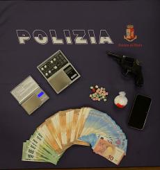 La Polizia di Stato di Reggio Emilia arresta un presunto trafficante di stupefacente sequestrando mezzo etto di sostanza tipo cocaina e 29 pasticche di ecstasy
