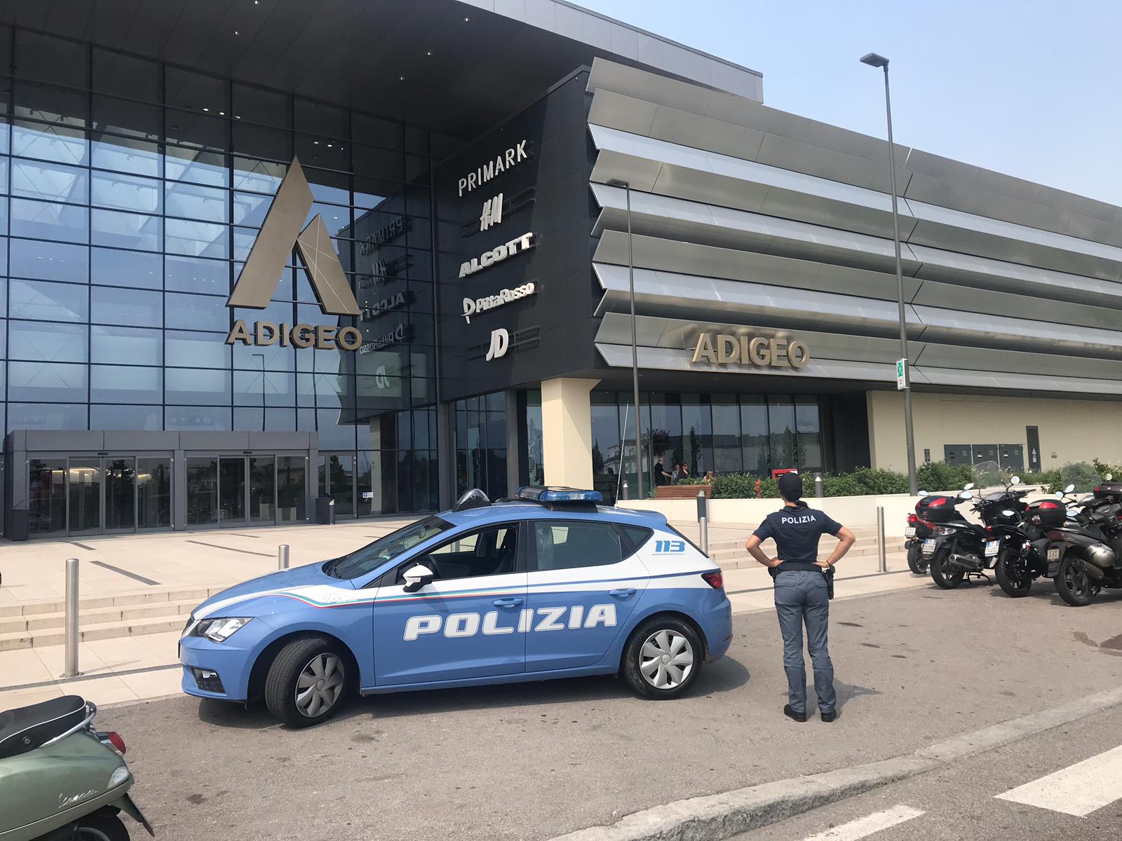 Una pattuglia della Polizia di Stato davanti al Centro Commerciale Adigeo