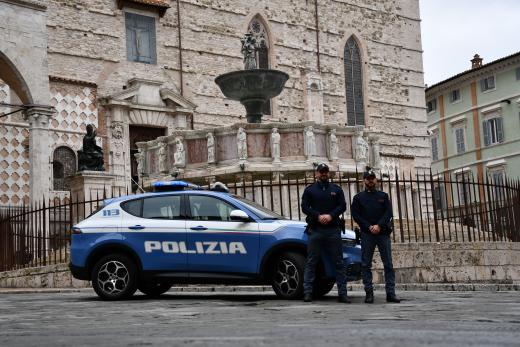 Intensificazione dei controlli della Polizia di Stato: 197 le persone identificate. Sanzioni per oltre 6500 euro per il conducente di uno scooter che aveva tentato di eludere un posto di controllo.