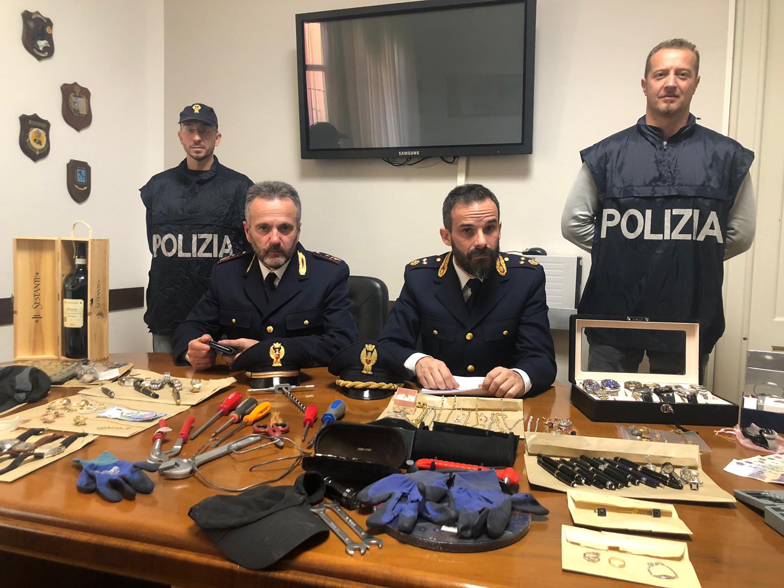 Furti in abitazione: la polizia di stato ferma due ladri di origine albanese e sequestra il provento di numerosi furti commessi a parma e provincia nel corso dell’ultimo anno