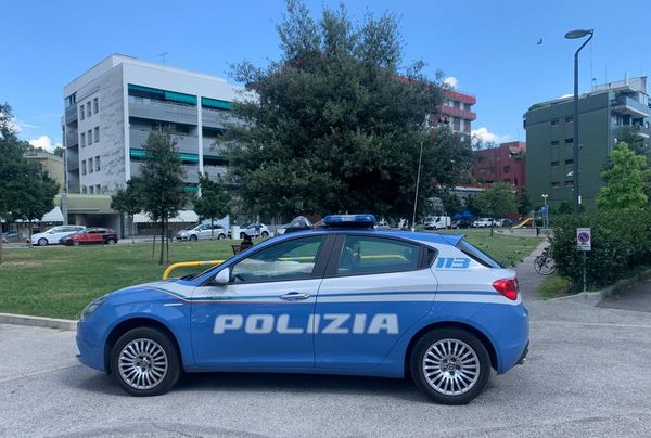 Polizia di Stato - Questura di Udine - Perseguita la moglie e viola il divieto di avvicinamento: arrestato dalle Volanti