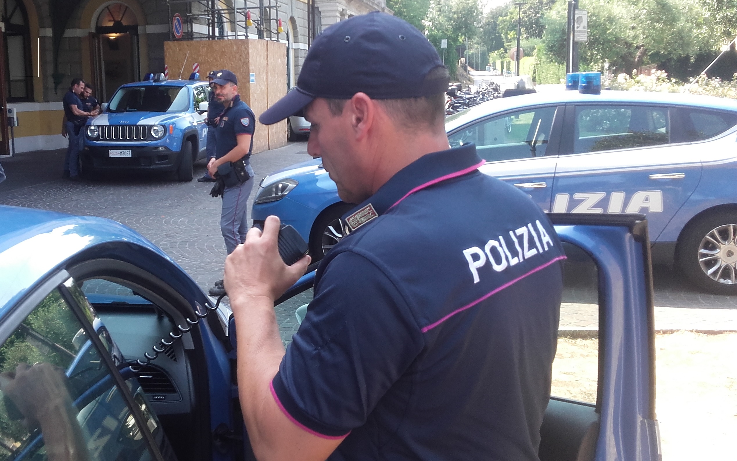 Rapina  un supermercato puntando un coltello alla cassiera.
Arrestato dalla Polizia di Stato cittadino albanese.