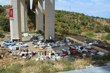 La Polizia sequestra discarica abusiva