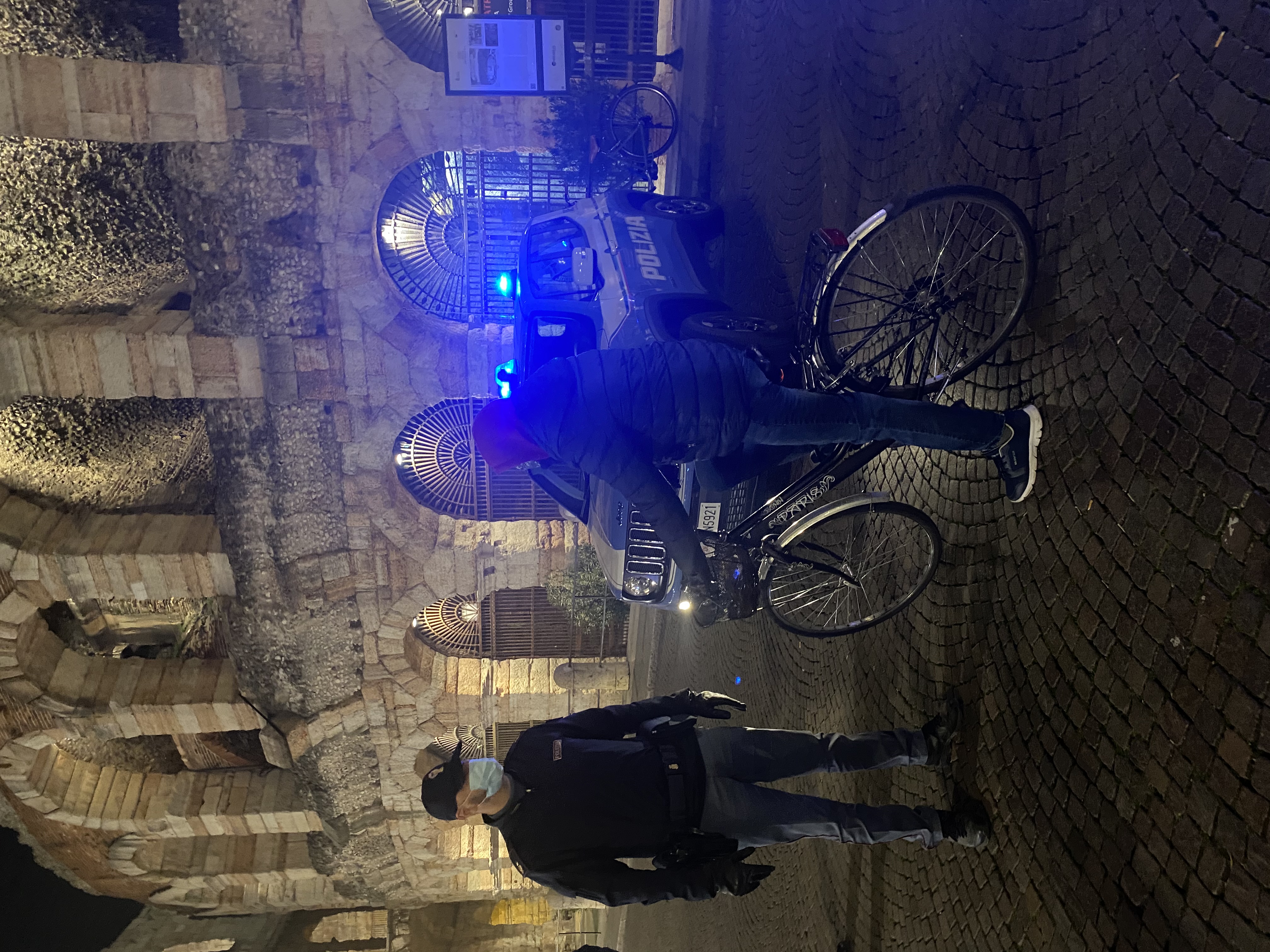 Ladro di biciclette beccato in Piazza Bra in pieno giorno: 40enne arrestato dagli agenti delle Volanti