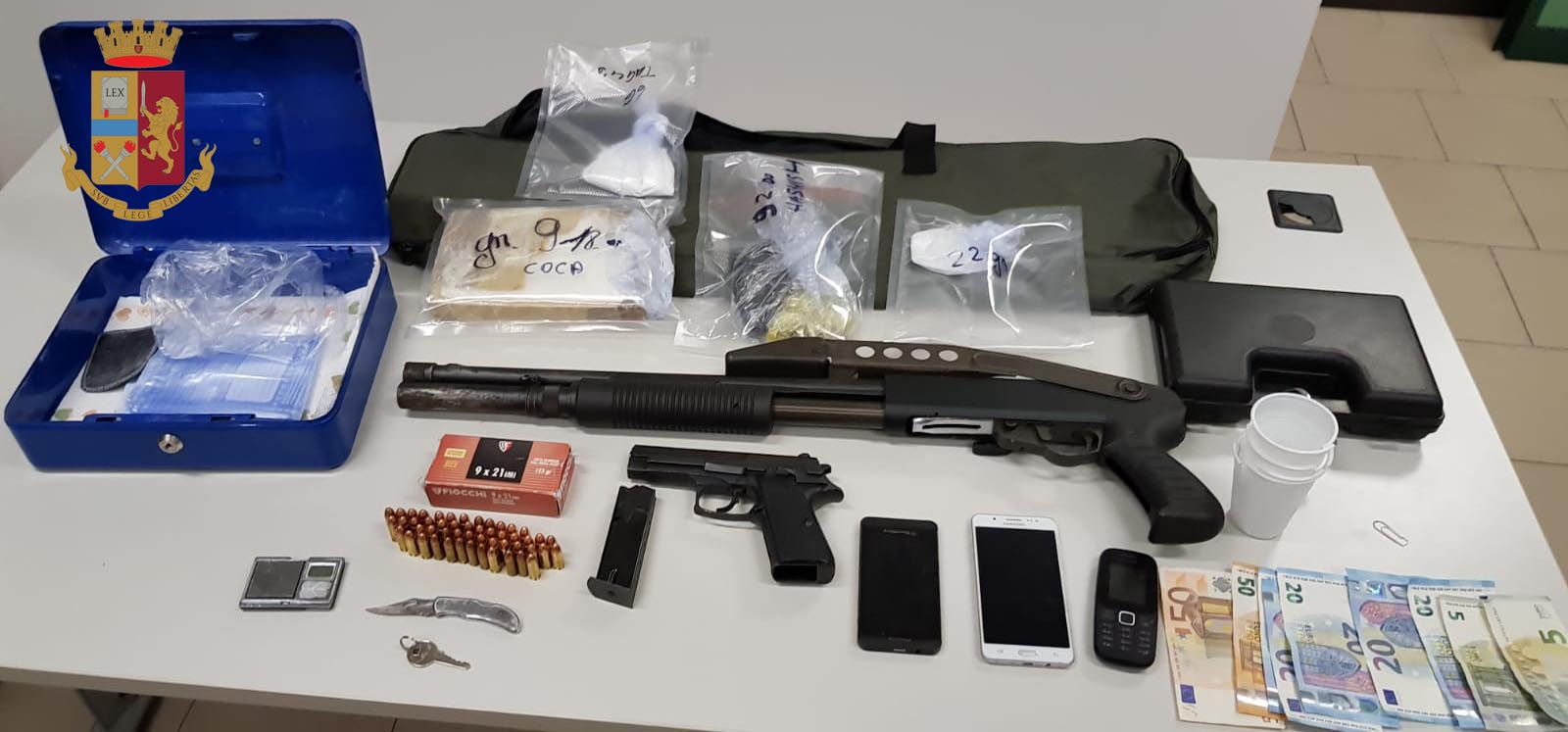 Milano, un chilo di cocaina e un fucile a pompa sotto il letto:  la Polizia di Stato arresta 37enne italiano