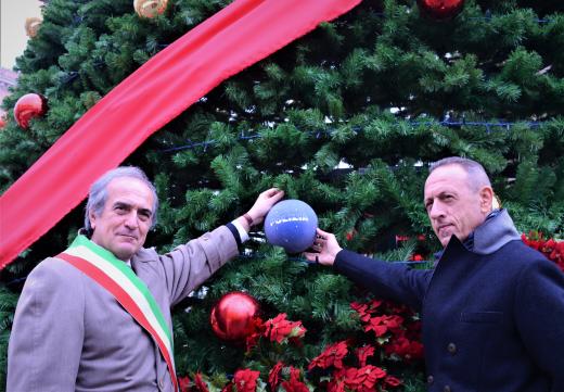 Palla con i colori della Polizia di Stato sull'albero di Natale cittadino di Forlì